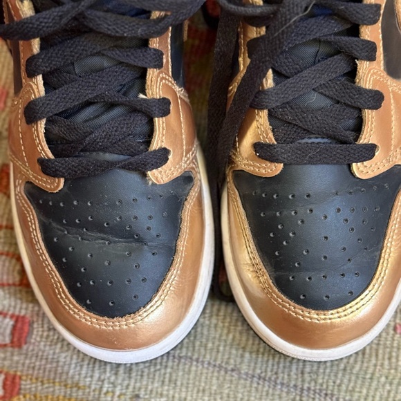 Kid's Black and Gold Air Jordan 1 Mid SE Big Kids 4Y - Picture 5 of 9